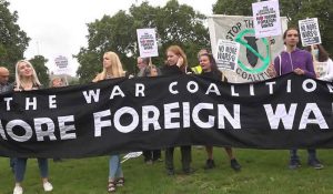 Savaş karşıtları ve Afganlar parlamento oturumu sırasında gösteri düzenledi