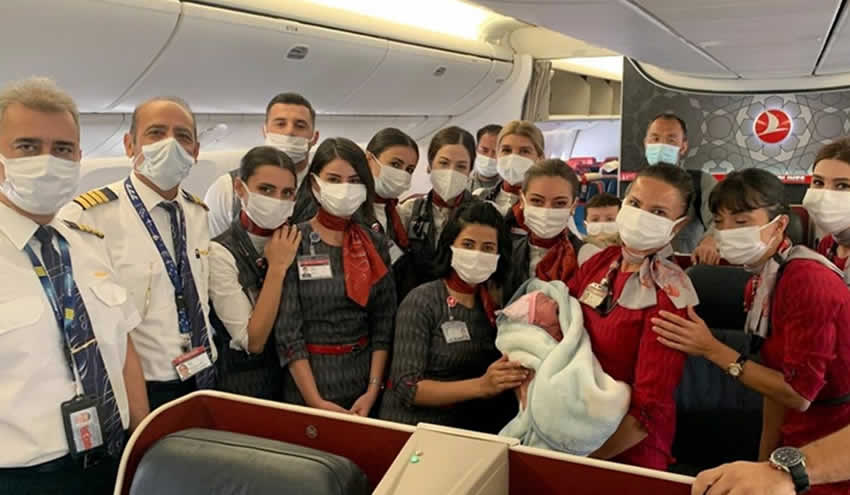 THY’nin tahliye uçuşunda Afgan bebek dünyaya geldi