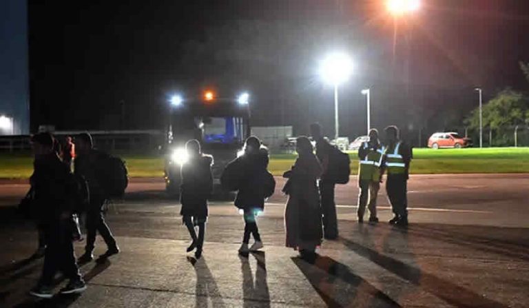 Tahliye edilen ilk İngilizler ve Afgan mülteciler İngiltere’ye vardı