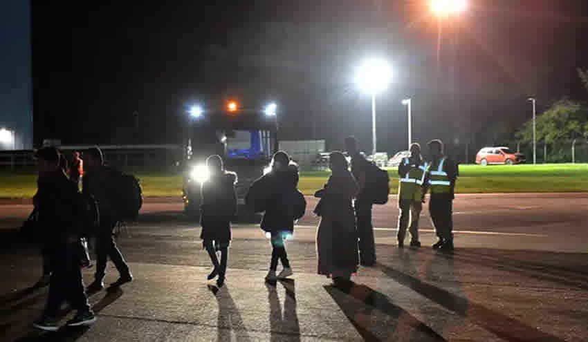 Tahliye edilen ilk İngilizler ve Afgan mülteciler İngiltere’ye vardı