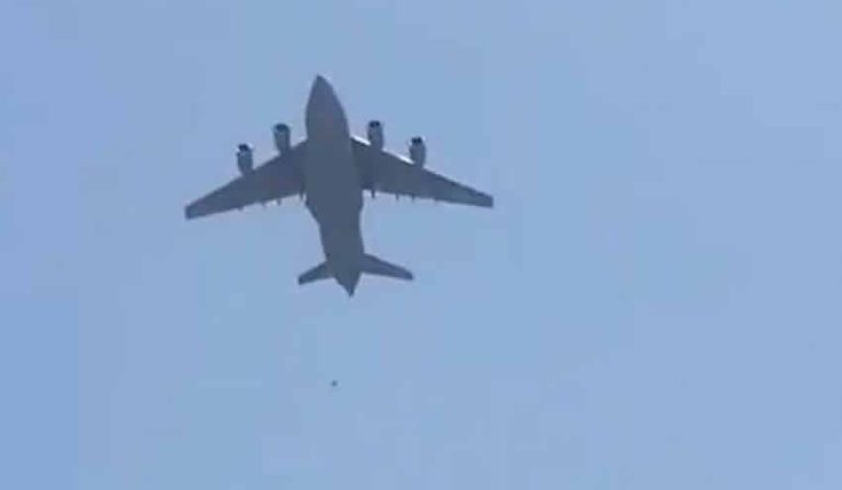 Taliban hakimiyetindeki Afganistan’dan kaçarken uçaktan düştüler