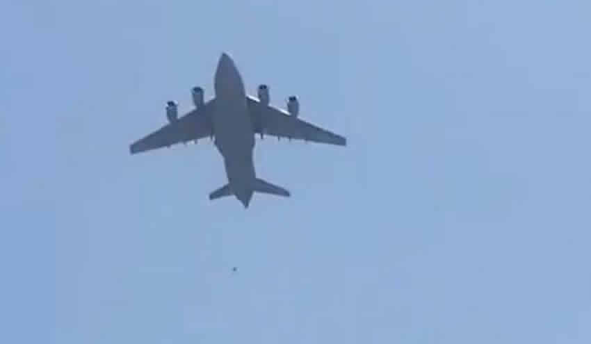 Taliban hakimiyetindeki Afganistan’dan kaçarken uçaktan düştüler