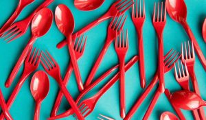 Tek kullanımlık plastik çatal, bıçak ve tabaklara yasak geliyor