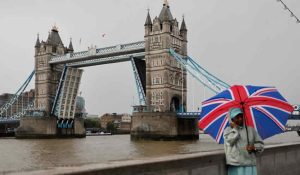 Tower Bridge köprüsünün kolları havada asılı kaldı