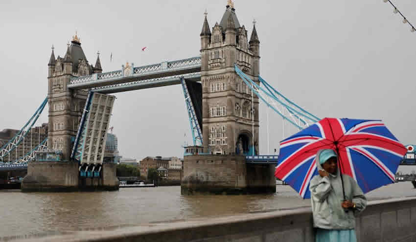Tower Bridge köprüsünün kolları havada asılı kaldı