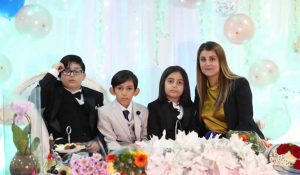 Minik Serhan Lösemiyi yendi, tüm Londra kutladı