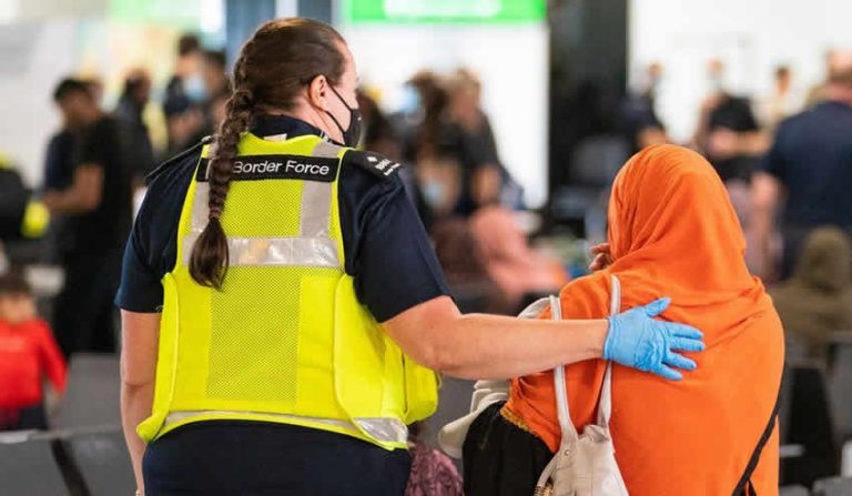 İngiltere’ye getirilen Afgan mülteciler için karar çıktı