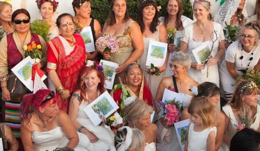 Çevreci kadınlar, inşaat için kesilmesi planlanan ağaçlarla evlendi