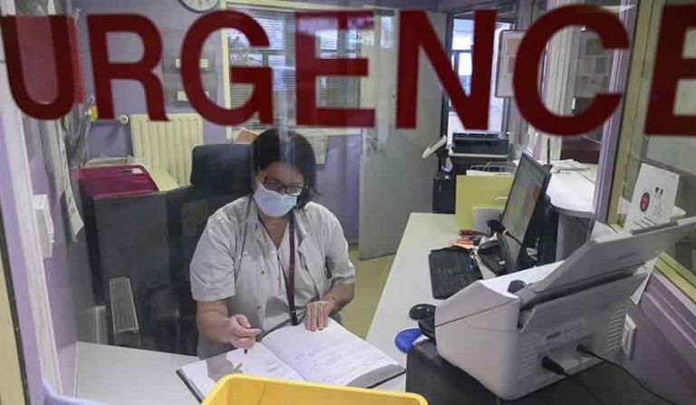 Covid-19 aşısı olmayan 3 bin sağlık çalışanı açığa alındı