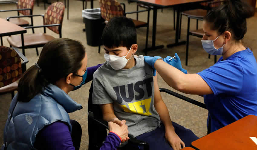 İngiltere 18 yaş altı gençlerin aşılanmasına neden izin vermiyor