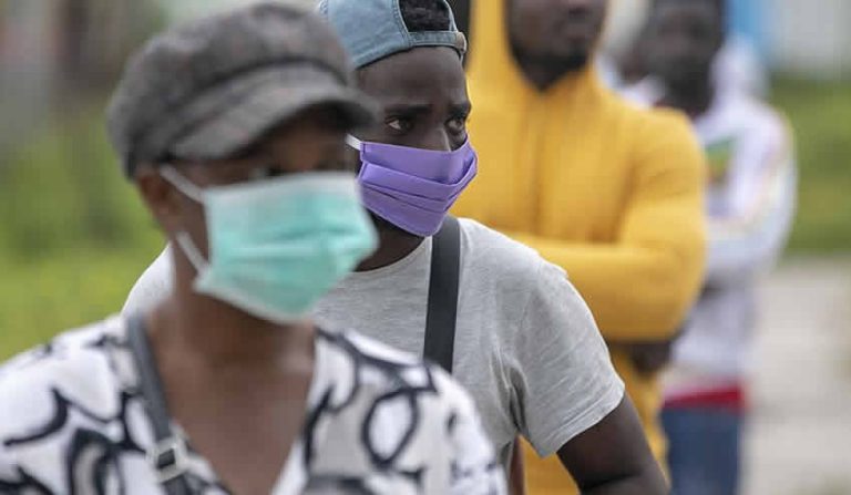 ‘İngiltere, Afrika’ya gönderdiği aşıları olanları aşılı saymıyor’