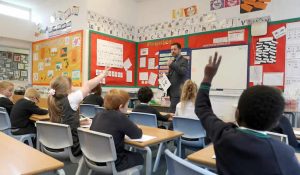 İngiltere ve Galler’de öğrenciler endişeler arasında okula dönüyor