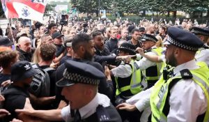 İngiltere’de aşı karşıtları yine sahaya indi: 5 polis yaralı