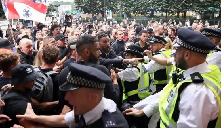 İngiltere’de aşı karşıtları yine sahaya indi: 5 polis yaralı