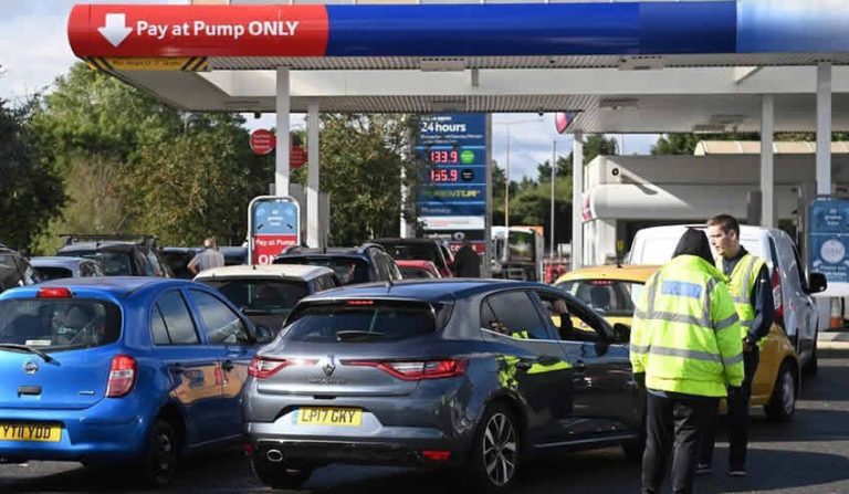 İngiliz ordusu, akaryakıt dağıtımı için hazırda bekletiliyor