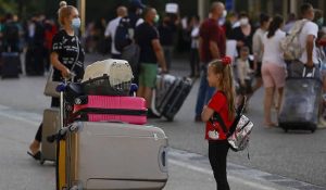 İngiltere’nin Türkiye kararından sonra ilk turist kafilesi Antalya’ya ulaştı