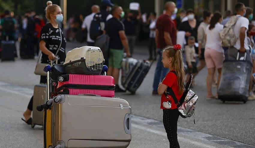 İngiltere’nin Türkiye kararından sonra ilk turist kafilesi Antalya’ya ulaştı