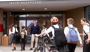 Milyonlarca öğrenci endişeler arasında ders başı yaptı