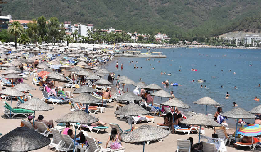 Türkiye’de turizm bölgelerindeki esnaf tekrar kepenkleri açıyor