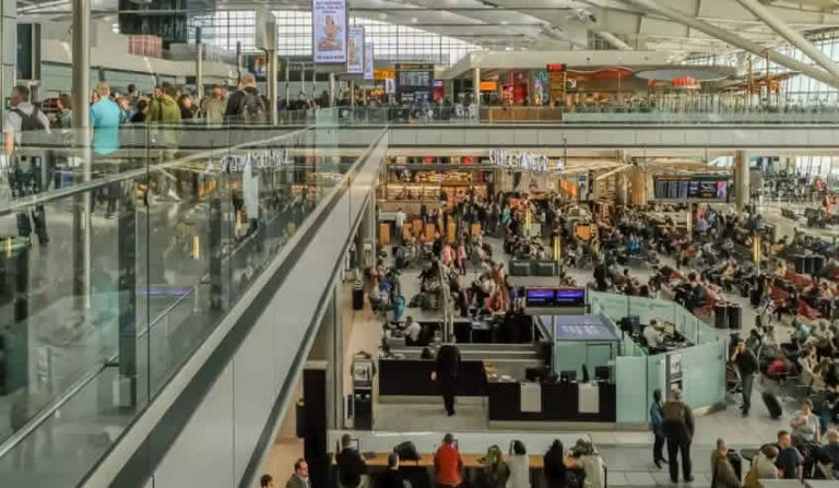 Korona virüs Heathrow Havaalanı’nı zirveden indirdi