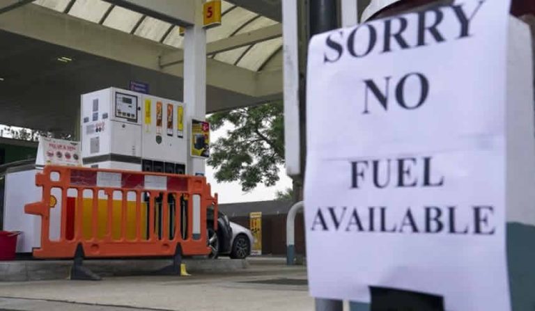 İngiltere’de akaryakıt sorunu için ‘ordunun devreye girmesi’ görüşülüyor