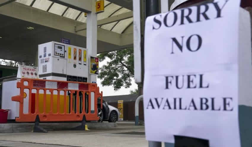 İngiltere’de akaryakıt sorunu için ‘ordunun devreye girmesi’ görüşülüyor