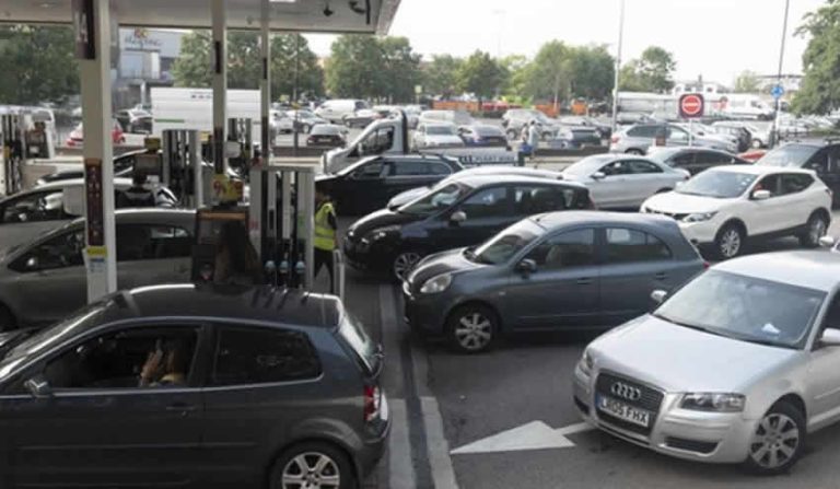 Asker de çare olmadı! İngiltere’de yakıt krizi devam ediyor