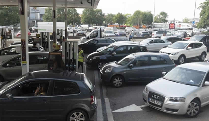 Asker de çare olmadı! İngiltere’de yakıt krizi devam ediyor