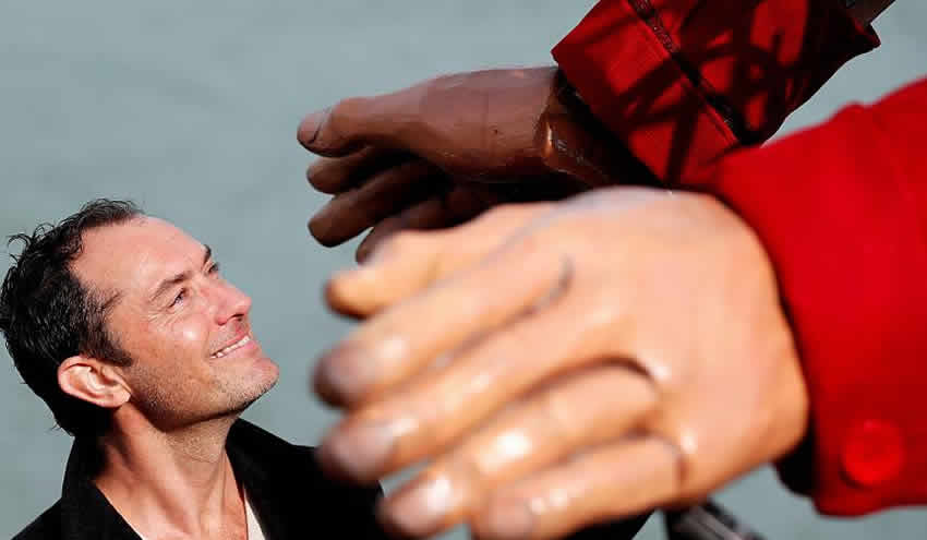 Gaziantep’ten yola çıkan Kukla Amal’ı İngiltere’de Jude Law karşıladı