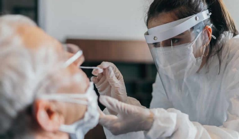 İngiltere ve Galler’de yanlış “Covid-19 test raporu” skandalı