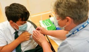 İngiltere’de 12-15 yaş grubu Covid-19 aşıları devam ediyor