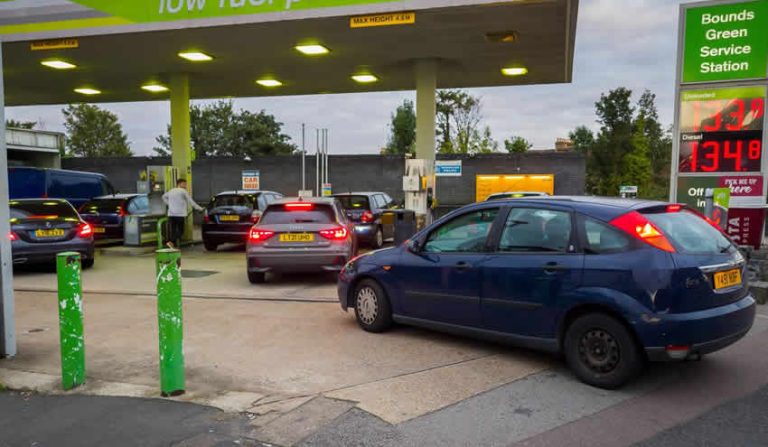 İngiltere’de benzinin ortalama litre fiyatı rekor seviyeye yükseldi