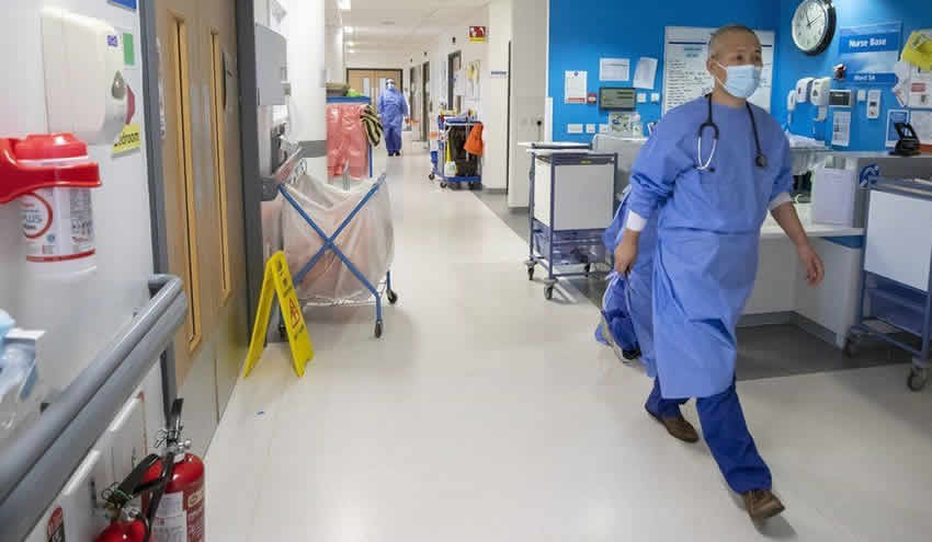 Ameliyatı Bırakıp Hemşireyle İlişkiye Giren Doktora Yeniden Meslek İzni Verildi