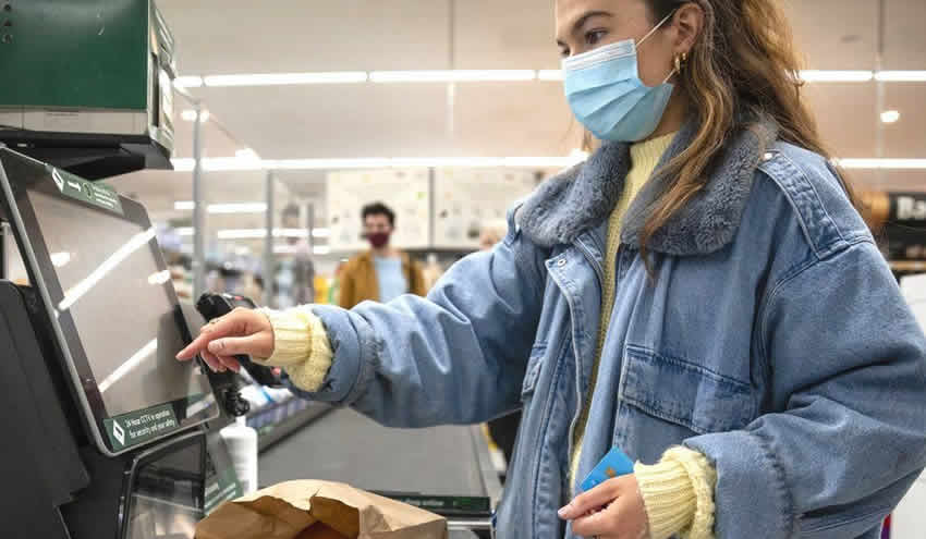 İngiltere’de sağlık çalışanlarından hükümete Covid çağrısı