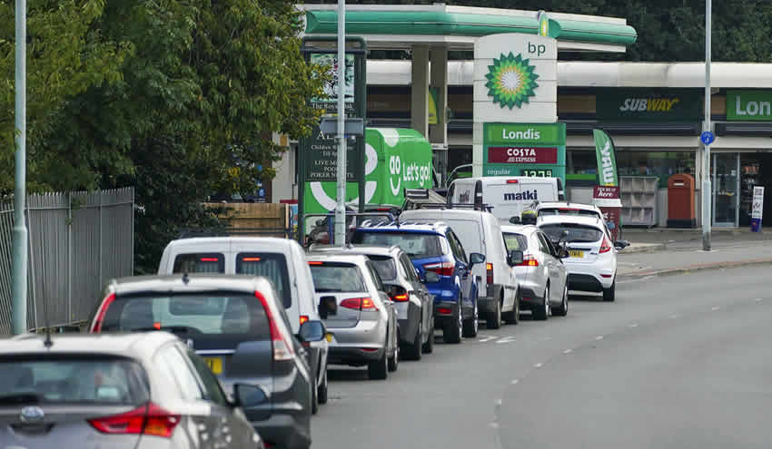 İngiltere’de yakıt vergisinde planlanan artış iptal edildi
