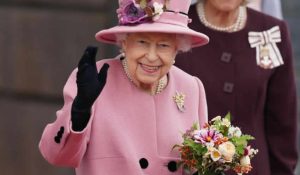 Kraliçe II. Elizabeth  ‘Yılın Yaşlısı’ ödülünü geri çevirdi