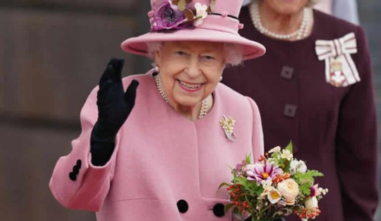 Kraliçe II. Elizabeth  ‘Yılın Yaşlısı’ ödülünü geri çevirdi