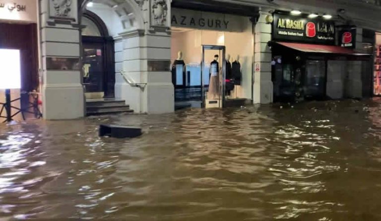 Londra’da sel, metro ve toplu taşıma hizmetini sekteye uğrattı