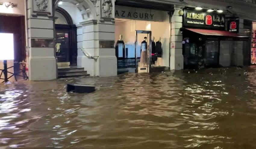 Londra’da sel, metro ve toplu taşıma hizmetini sekteye uğrattı