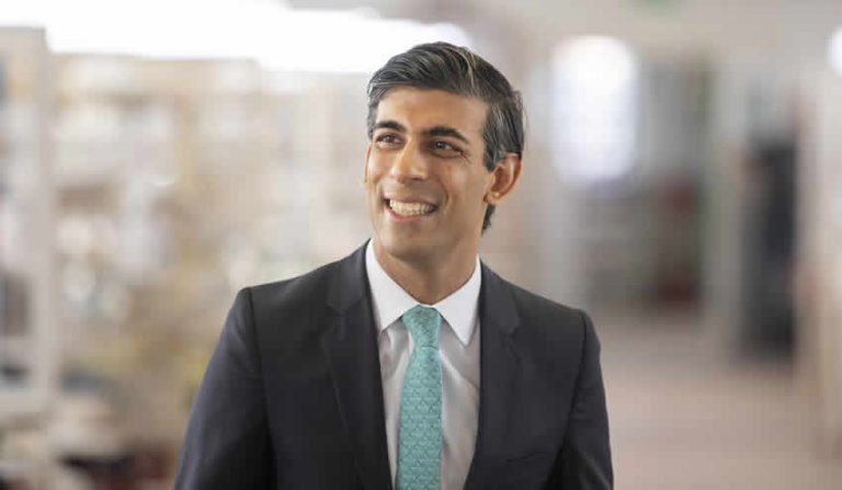 Maliye Bakanı Rishi Sunak’tan kamu çalışanlarına müjde