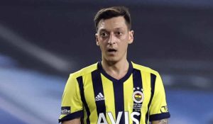 Mesut Özil İngiltere’de yeni futbol okulu açtı