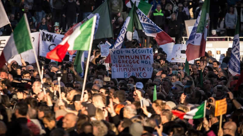 Avrupa’da yeni Covid önlemlerine karşı protestolar yayılıyor
