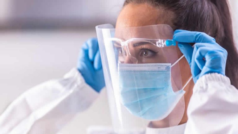 Birleşik Krallık’ta sağlık çalışanlarına Covid-19 aşısı zorunlu olacak