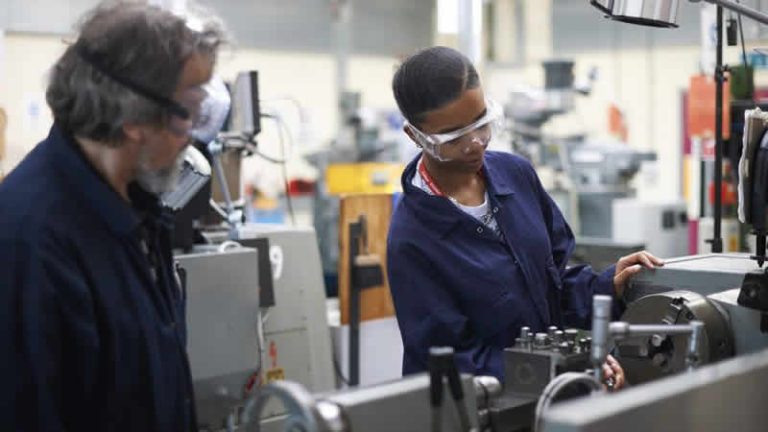 İngiltere, İşgücü Açığını Kapatmak için 82 Yeni Meslek Grubuna Geçici Vize Hakkı Tanıyor