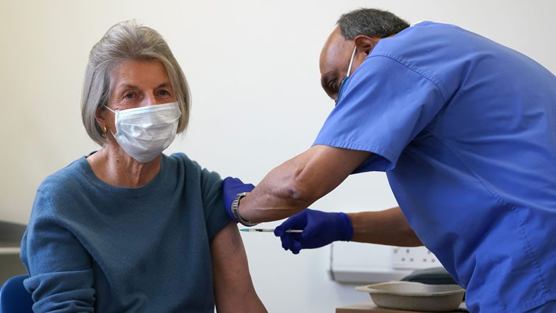 İngiltere’de 3. doz aşı için rezervasyonlar 1 ay öne çekildi