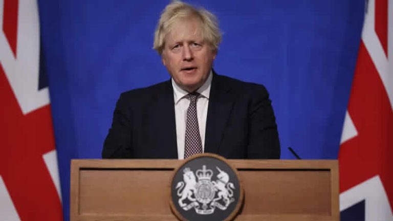 İngiltere’de yeniden maske takma zorunluluğu getirildi