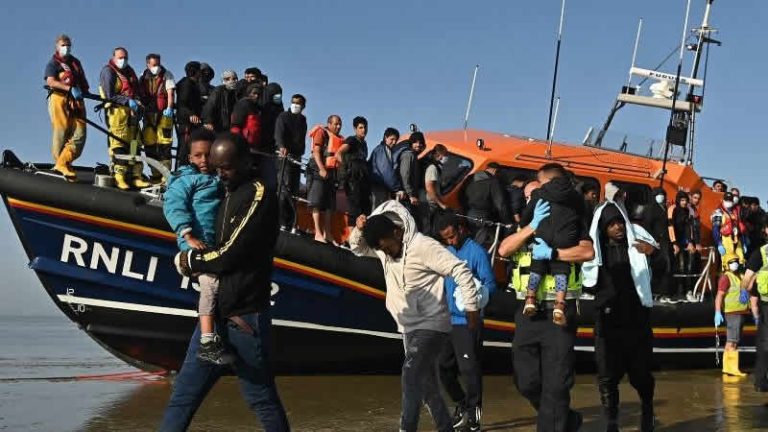 İngiltere’ye bir günde rekor sayıda göçmen giriş yaptı