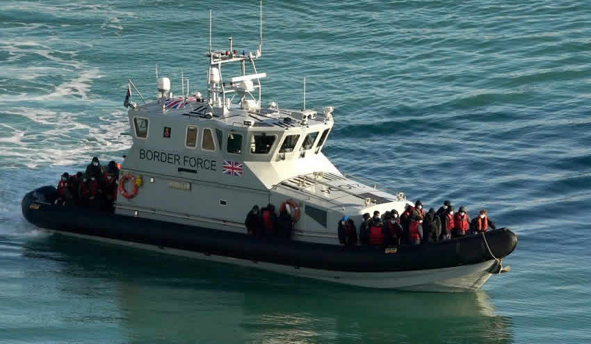 Manş Denizi’ni geçmeye çalışan bir göçmen hayatını kaybetti