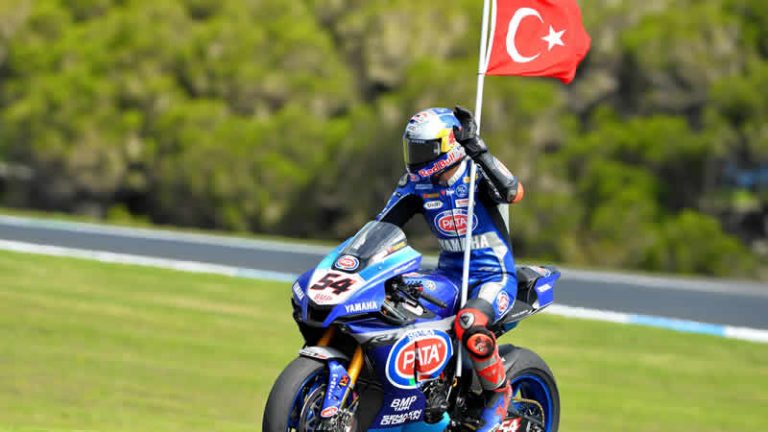 Milli motosikletçi Toprak Razgatlıoğlu, dünya şampiyonu oldu