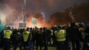 Londra’da “V for Vendetta” maskeli protestocular polisle çatıştı